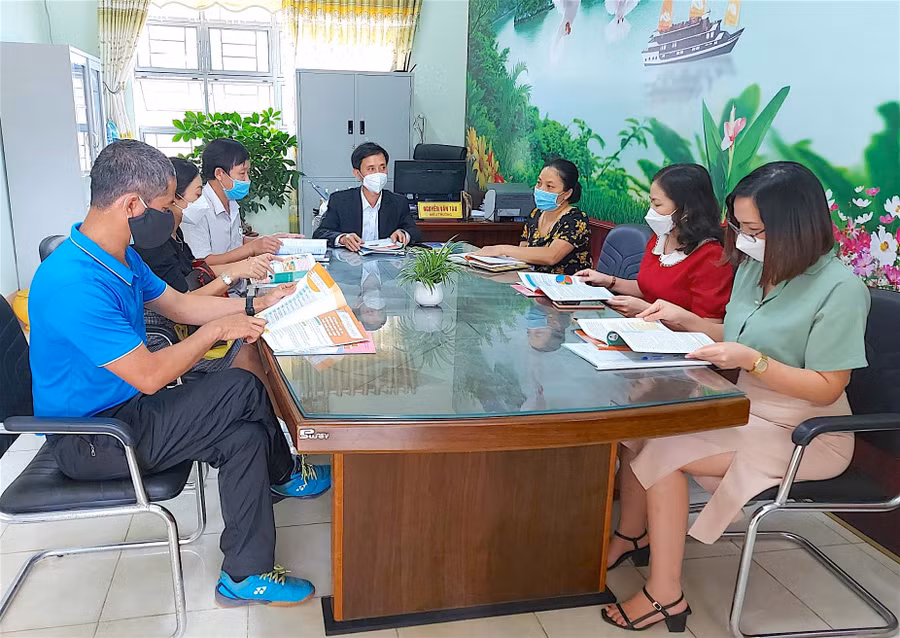 Cán bộ, giáo viên Trường THPT Hoàng Hoa Thám (TP. Pleiku) họp bàn về chương trình, sách giáo khoa lớp 10 mới sẽ áp dụng vào năm học 2022-2023. Ảnh: Mộc Trà