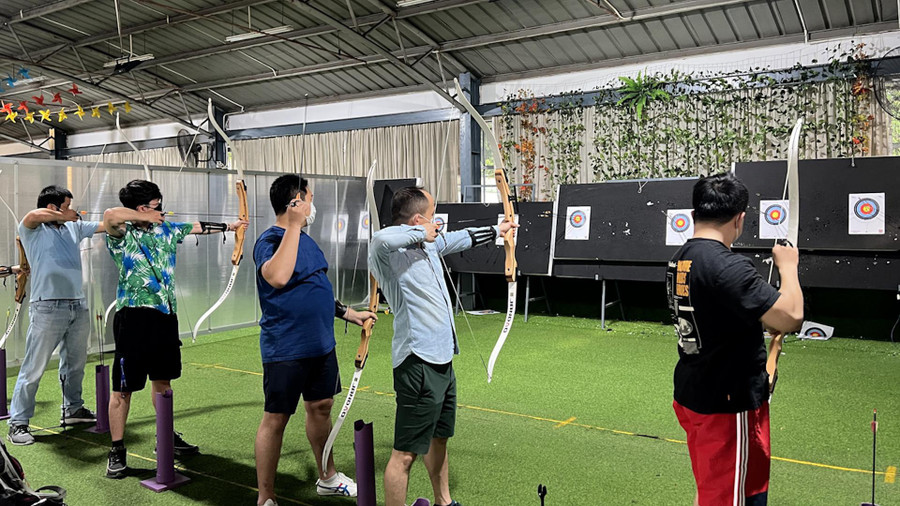  Bạn trẻ ở câu lạc bộ bắn cung Nhà văn hoá Thanh Niên. Ảnh: Lê Nam