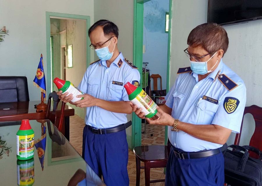 Lực lượng QLTT tỉnh phát hiện một vụ buôn bán thuốc bảo vệ thực vật có chứa chất cấm sử dụng tại Việt Nam (ảnh đơn vị cung cấp). Lực lượng QLTT tỉnh phát hiện một vụ buôn bán thuốc bảo vệ thực vật có chứa chất cấm sử dụng tại Việt Nam (ảnh đơn vị cung cấp).