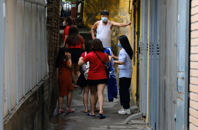  Nhiều nhân viên mặc đồng phục đỏ được cho là thoát ra từ căn nhà xảy ra cháy