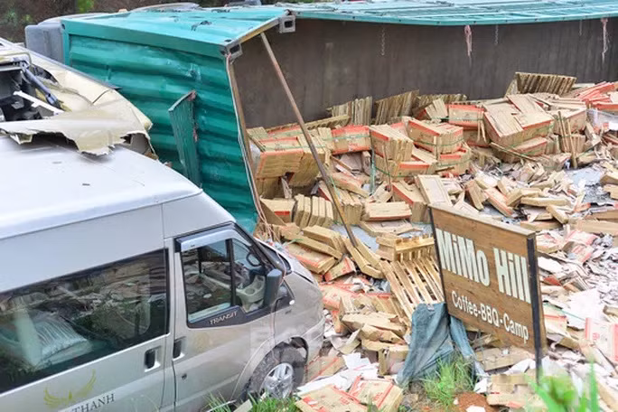 Hiện trường vụ tai nạn khiến 7 người bị thương trên đèo Mimosa Đà Lạt.