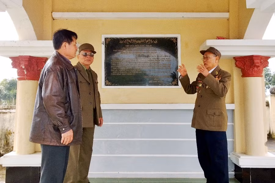 Những chiến sĩ Đak Pơ vô cùng tự hào khi đọc lại thư khen của Bác. Ảnh: T.H