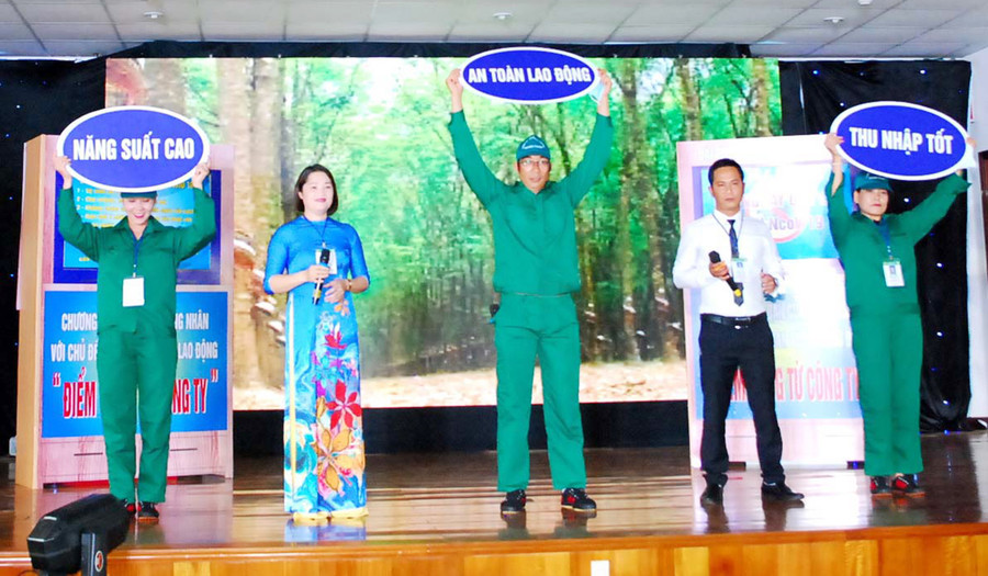 Công ty TNHH một thành viên Cao su Mang Yang đẩy mạnh tuyên truyền an toàn vệ sinh lao động đến với công nhân. Ảnh: Đinh Yến Công ty TNHH một thành viên Cao su Mang Yang đẩy mạnh tuyên truyền an toàn vệ sinh lao động đến với công nhân. Ảnh: Đinh Yến