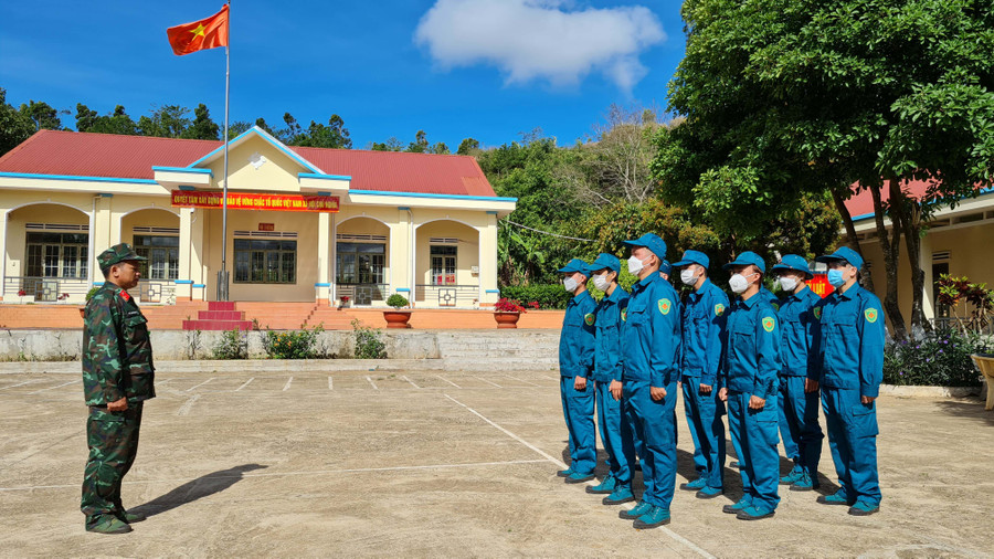 Huấn luyện điều lệnh đội ngũ. Ảnh: Bá Bính