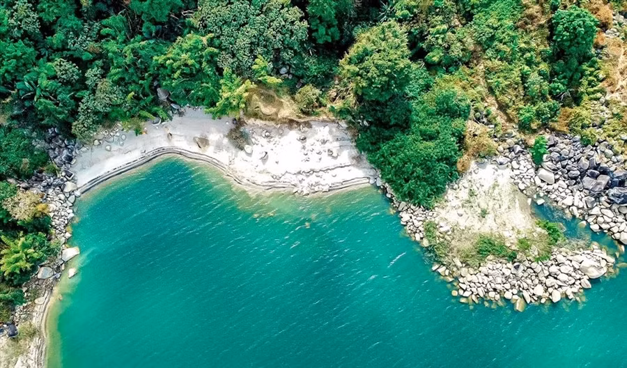 Bãi cát trắng ở hồ Thủy điện Buôn Tua Srah, nằm trên thôn Phú Vinh, xã Quảng Phú, huyện Krông Nô.