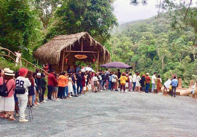 Du khách xếp hàng để check in với 