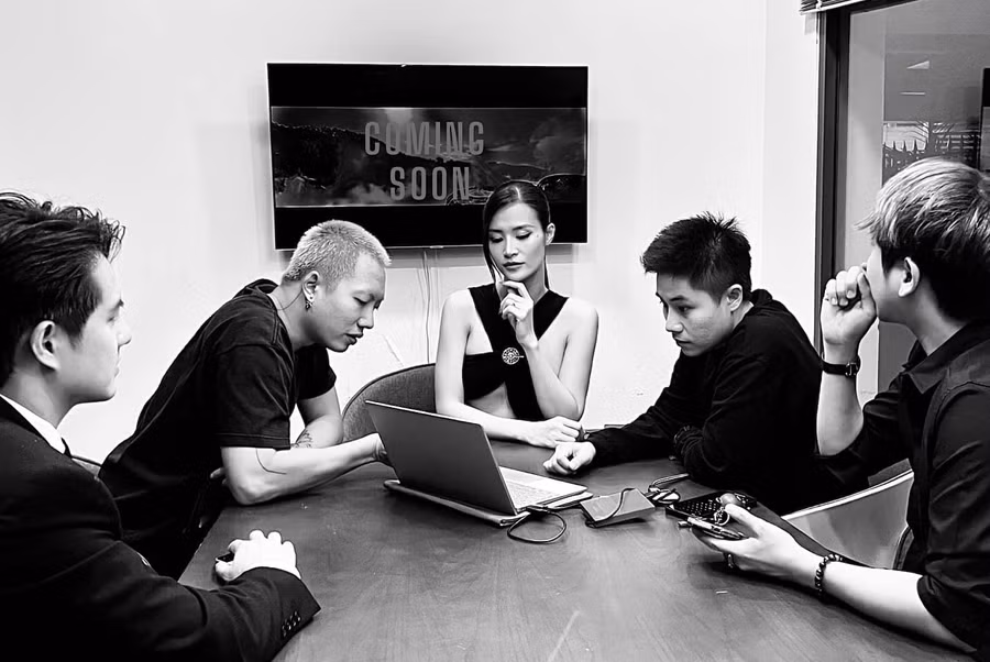 Bài đăng của Đông Nhi nhanh chóng nhận về gần 10.000 lượt tương tác và hàng trăm bình luận. Hầu hết một người đều dự đoán rằng đây sẽ là một sản phẩm bùng nổ của cô trong năm 2022. Thêm nữa, trước đó, nữ ca sĩ từng chia sẻ hình ảnh làm việc cùng ê-kíp với dòng trạng thái: 