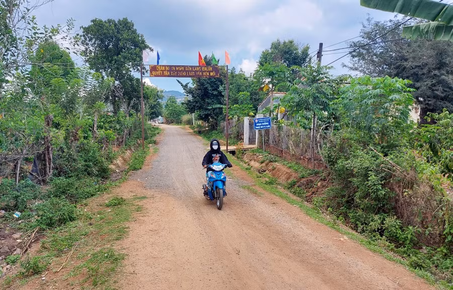 Đường vào làng Ea Lũh. Ảnh: Nguyễn Tú