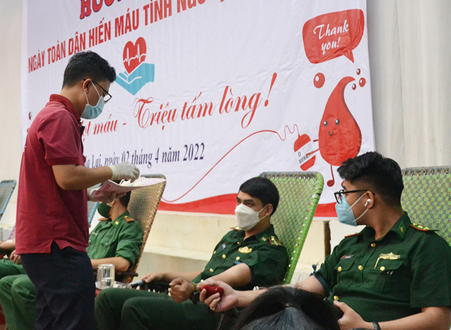  Cán bộ, chiến sĩ Bộ Chỉ huy Bộ đội Biên phòng tỉnh tham gia HMTN. Ảnh: Hoàng Minh