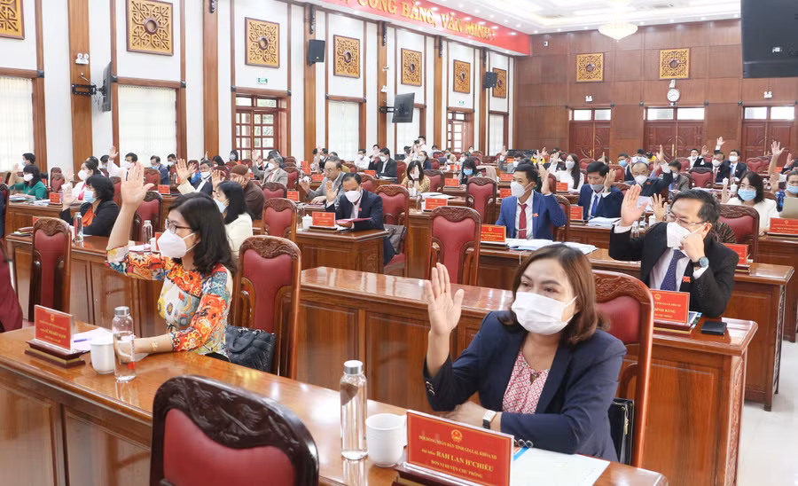 Kỳ họp đã biểu quyết thông qua 10 nghị quyết quan trọng. Ảnh: Quang Tấn