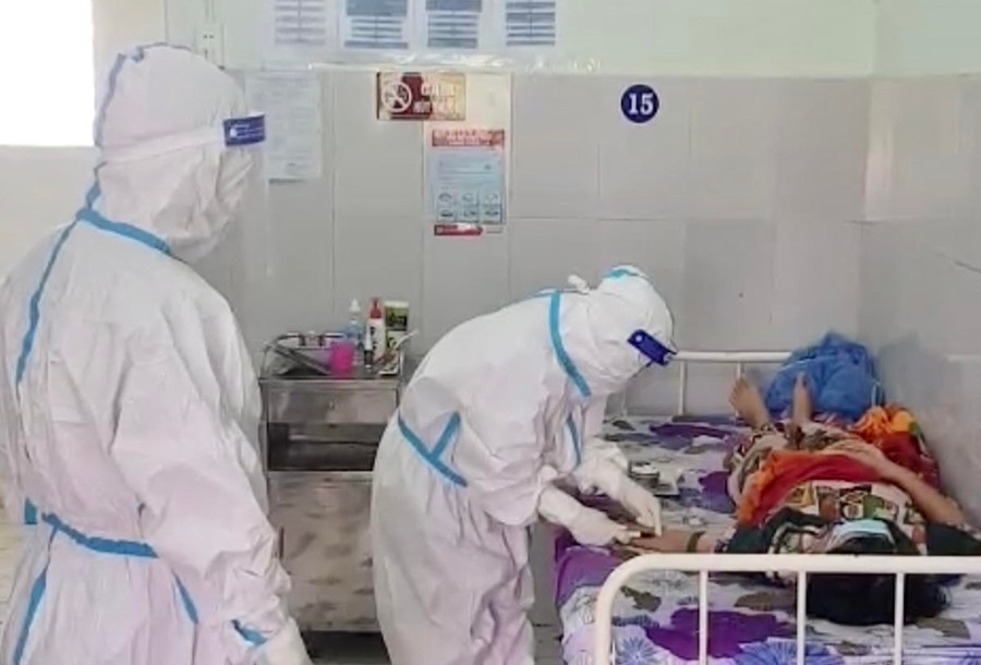 Khám bệnh cho bệnh nhân Covid-19 tại Bệnh viện điều trị Covid-19 cơ sở 3 (Bệnh viện 331). Ảnh: Như Nguyện