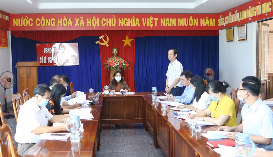 Quang cảnh buổi giám sát tại Sở Tài nguyên và Môi trường. Ảnh: Quang Tấn