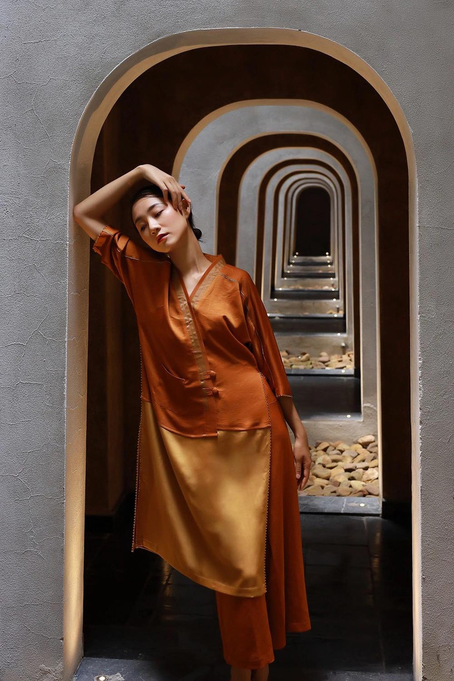 Các thiết kế nhằm tôn vinh vẻ đẹp của tà áo dài, góp phần bảo tồn và phát huy các giá trị văn hóa truyền thống của dân tộc. Nhờ sở hữu vóc dáng thon thả cùng gương mặt đậm chất Á Đông, Trà My trở nên cuốn hút khi diện những thiết kế của Cao Minh Tiến. Ảnh: NVCC