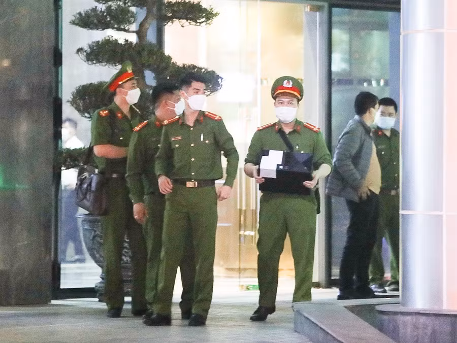  Lực lượng C01 đã khám xét trụ sở Công ty CP Tập đoàn FLC và Công ty CP Chứng khoán BOS ngày 29.3. Ảnh: Đậu Tiến Đạt