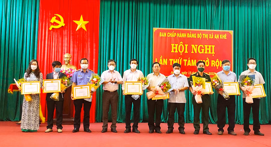  2 Ban Thường vụ Thị ủy An Khê tặng giấy khen cho 8 tổ chức cơ sở đảng đã hoàn thành xuất sắc nhiệm vụ tiêu biểu năm 2021. Ảnh: Ngọc Minh