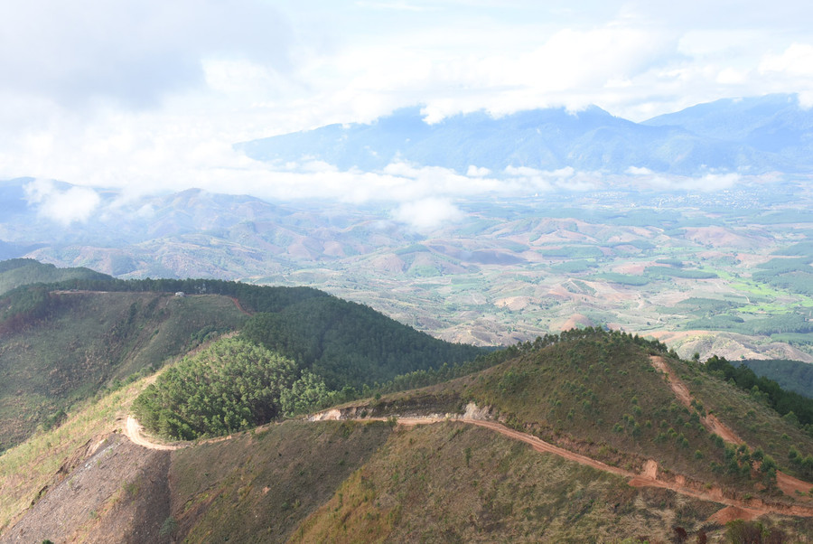  Trên đỉnh Charlie, điểm cao 1015 nhìn xuống. Ảnh: PN