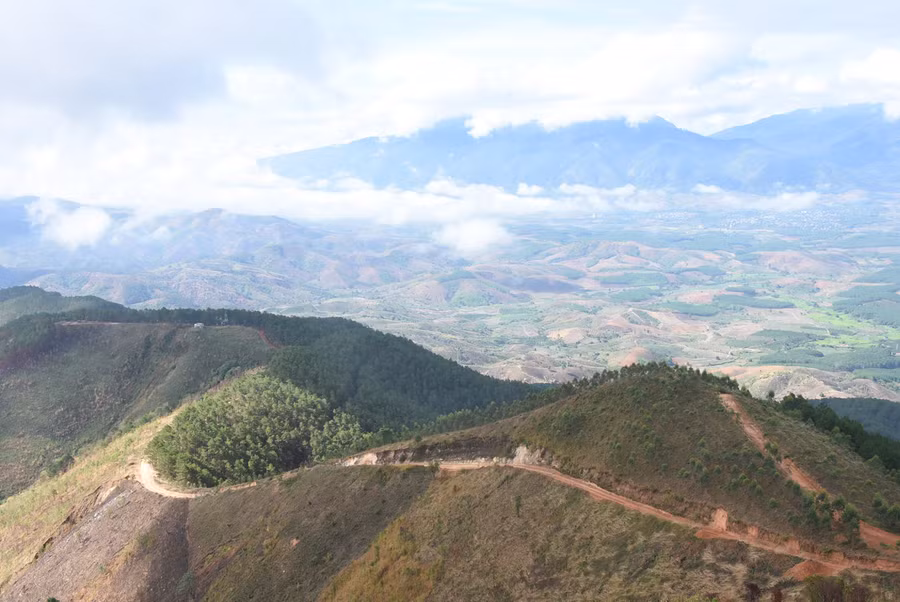  Trên đỉnh Charlie, điểm cao 1015 nhìn xuống. Ảnh: PN