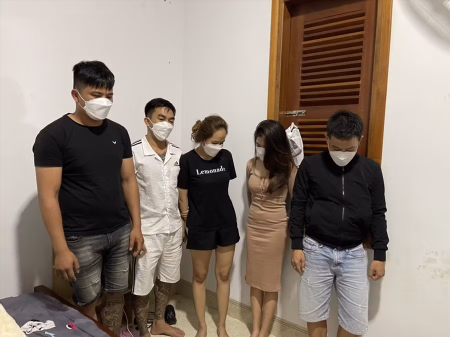 Các đối tượng khi bị Công an kiểm tra, phát hiện. Ảnh: Cẩm Vân