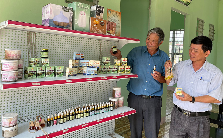 Những năm gần đây, HTX Nông-lâm nghiệp Quyết Tiến đã huy động các thành viên tham gia chế biến nhiều sản phẩm đặc trưng của địa phương. Ảnh: Vũ Thảo Những năm gần đây, HTX Nông-lâm nghiệp Quyết Tiến đã huy động các thành viên tham gia chế biến nhiều sản phẩm đặc trưng của địa phương. Ảnh: Vũ Thảo