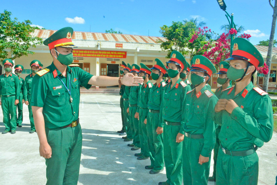 Sĩ quan trẻ của Đại đội 5 (Tiểu đoàn 2, Trung đoàn 1) kiểm tra tác phong bộ đội. Ảnh: Sơn Tùng