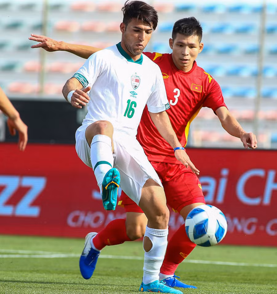 Liễu Quang Vinh (áo đỏ) tại giải quốc tế Dubai. Ảnh: AFP