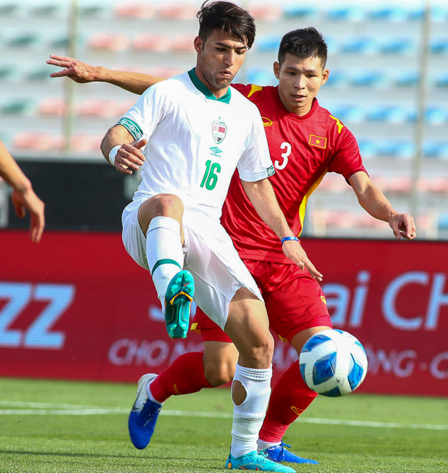 Liễu Quang Vinh (áo đỏ) tại giải quốc tế Dubai. Ảnh: AFP