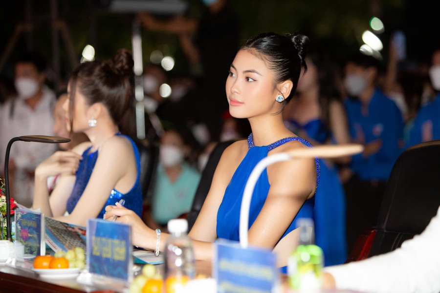 Người đẹp Đào Thị Hà diện kiểu váy yếm khoe vai trần quyến rũ.