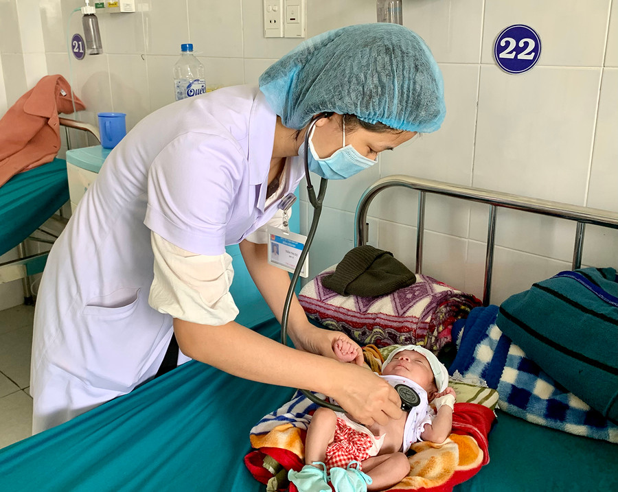 Bác sĩ Trần Thị Dự thăm khám cho bệnh nhi sau phẫu thuật. Ảnh: Như Nguyện Bác sĩ Dự thăm khám cho bệnh nhi sau phẫu thuật- Ảnh Như Nguyện