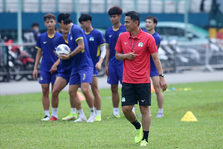 Phát biểu trước trận, huấn luyện viên Kiatisak cho biết: “Trước trận đấu thì chúng tôi không thể nói được gì. Các cầu thủ cần chơi đúng chiến thuật và đặt quyết tâm cao nhất. Không thể nghiêng về một chiến thuật phòng ngự hay tấn công vì trong bóng đá cần cả hai. Ngày mai các bạn sẽ biết chúng tôi chơi như thế nào