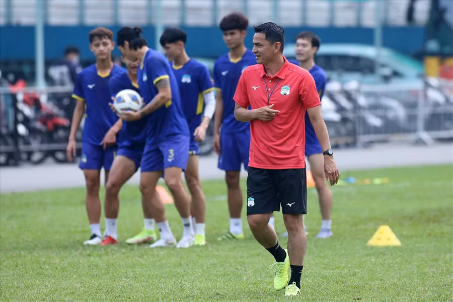 Phát biểu trước trận, huấn luyện viên Kiatisak cho biết: “Trước trận đấu thì chúng tôi không thể nói được gì. Các cầu thủ cần chơi đúng chiến thuật và đặt quyết tâm cao nhất. Không thể nghiêng về một chiến thuật phòng ngự hay tấn công vì trong bóng đá cần cả hai. Ngày mai các bạn sẽ biết chúng tôi chơi như thế nào