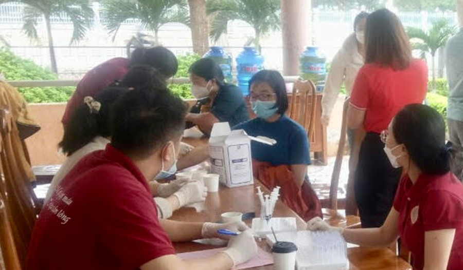  Nhân viên y tế khám sàng lọc sức khỏe cho người tham gia hiến máu. Ảnh: Như Nguyện