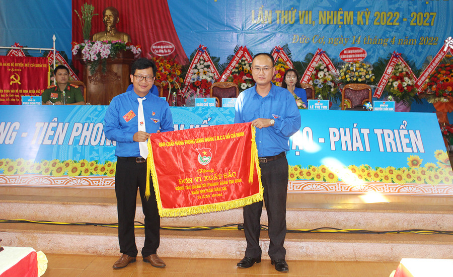 Thừa ủy quyền của Trung ương Đoàn, anh Phan Hồ Giang (bìa phải)-Phó Bí thư Thường trực Tỉnh Đoàn trao cờ thi đua cho đại diện Huyện Đoàn Đức Cơ. Ảnh: Phan Lài Thừa ủy quyền của Trung ương Đoàn, anh Phan Hồ Giang (bìa phải)-Phó Bí thư Thường trực Tỉnh Đoàn trao cờ thi đua cho đại diện Huyện Đoàn Đức Cơ. Ảnh: Phan Lài
