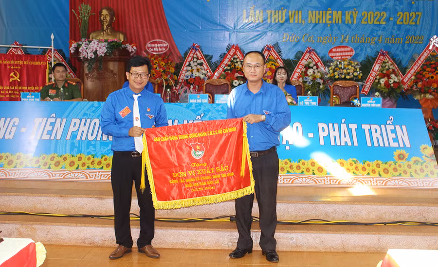 Thừa ủy quyền của Trung ương Đoàn, anh Phan Hồ Giang (bìa phải)-Phó Bí thư Thường trực Tỉnh Đoàn trao cờ thi đua cho đại diện Huyện Đoàn Đức Cơ. Ảnh: Phan Lài