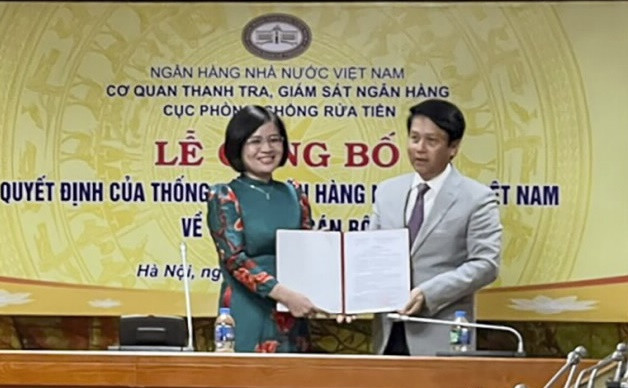  Phó Thống đốc Phạm Tiến Dũng trao quyết định bổ nhiệm cho bà Nguyễn Thị Minh Thơ