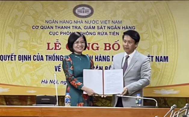  Phó Thống đốc Phạm Tiến Dũng trao quyết định bổ nhiệm cho bà Nguyễn Thị Minh Thơ