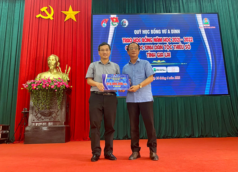 Ông Hà Ngọc Dư đại diện cho Sở GD-ĐT Gia Lai nhận 5 suất học bổng “Chắp cánh ước mơ” cho 5 học sinh của tỉnh từ Quỹ học bổng Vừ A Dính. Ảnh: Mộc Trà