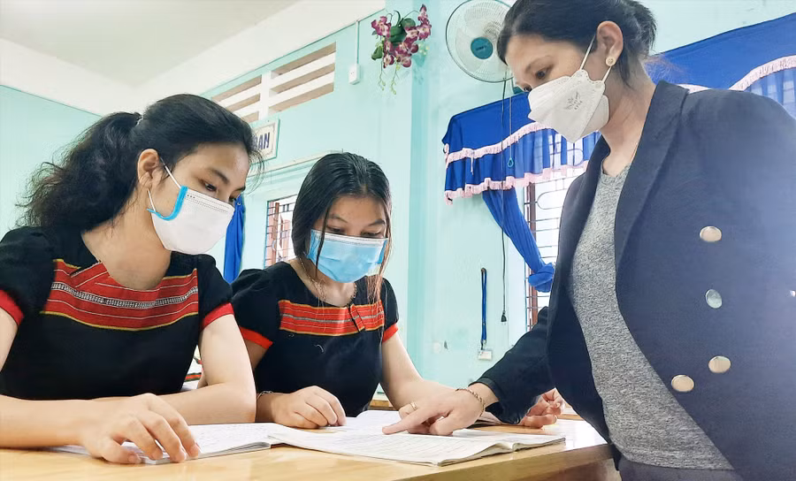 Không chỉ là chuyện học hành, các thầy cô Trường PTDTNT Phước Sơn còn là người mẹ, người bạn đồng hành với những đứa trẻ mồ côi. Ảnh: Tuệ Lâm