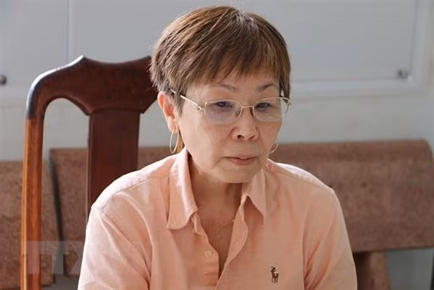 Đối tượng Phan Thị Kim Anh tại cơ quan công an. (Ảnh: TTXVN phát)