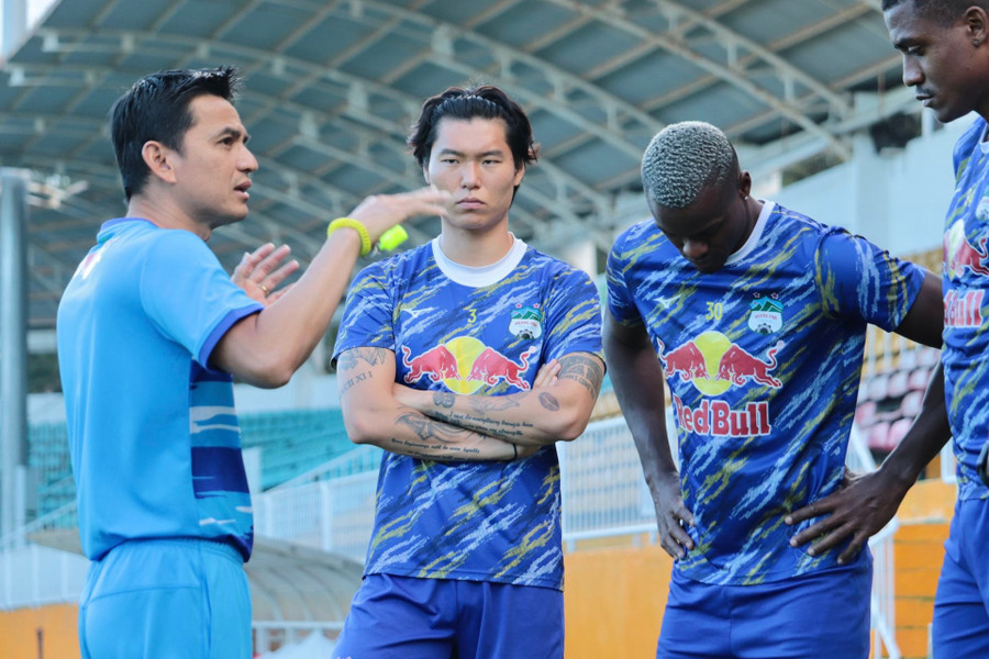 HLV Kiatisak hiểu rõ điểm mạnh yếu của học trò. Ảnh: Minh Trần 