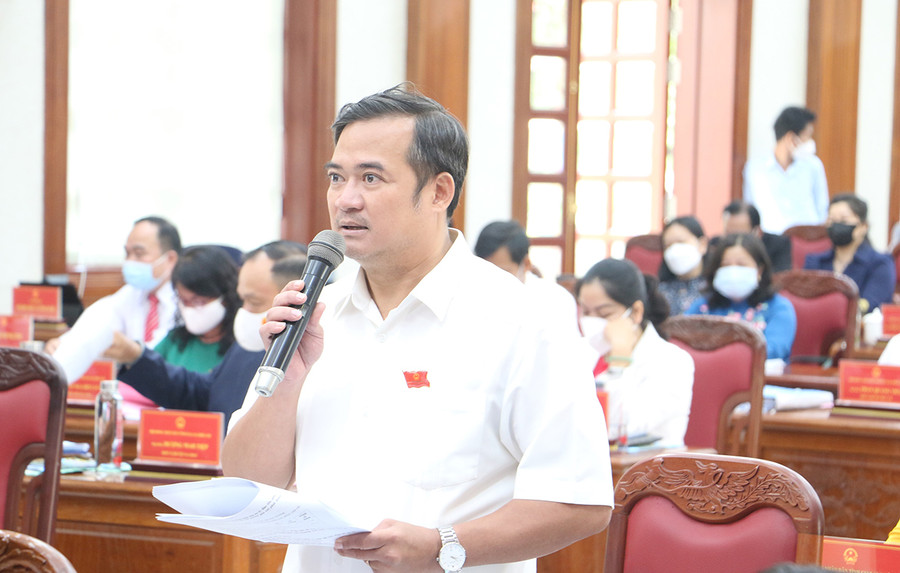 Đại biểu Võ Anh Tuấn tham gia thảo luận, đóng góp vào dự thảo nghị quyết. Ảnh: Quang Tấn