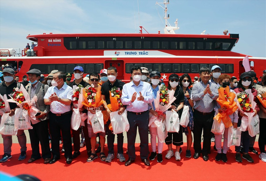 Lãnh đạo TP.Đà Nẵng và tỉnh Quảng Ngãi đich thân đi trên chuyến tàu du lịch biển liên tỉnh đầu tiên để cổ động cho du lịch. Ảnh: LL Lãnh đạo TP.Đà Nẵng và tỉnh Quảng Ngãi đich thân đi trên chuyến tàu du lịch biển liên tỉnh đầu tiên để cổ động cho du lịch. Ảnh: LL