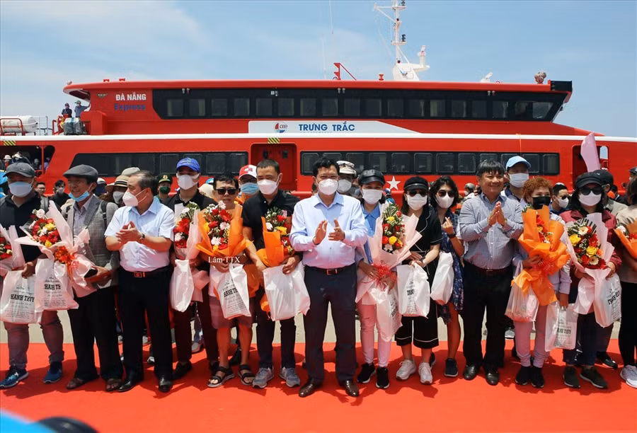 Lãnh đạo TP.Đà Nẵng và tỉnh Quảng Ngãi đich thân đi trên chuyến tàu du lịch biển liên tỉnh đầu tiên để cổ động cho du lịch. Ảnh: LL
