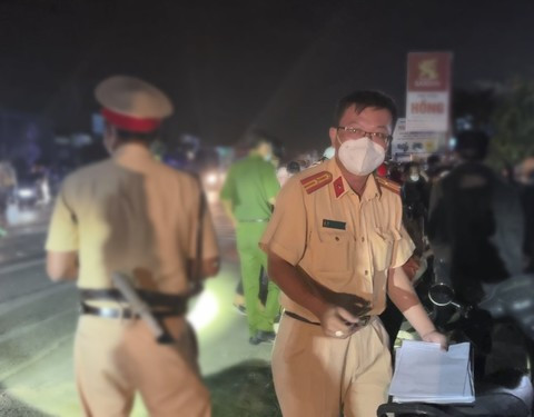 Thiếu tá Phạm Hải Tiệp cùng đồng đội thực hiện công tác khám nghiệm tại hiện trường một vụ tai nạn giao thông