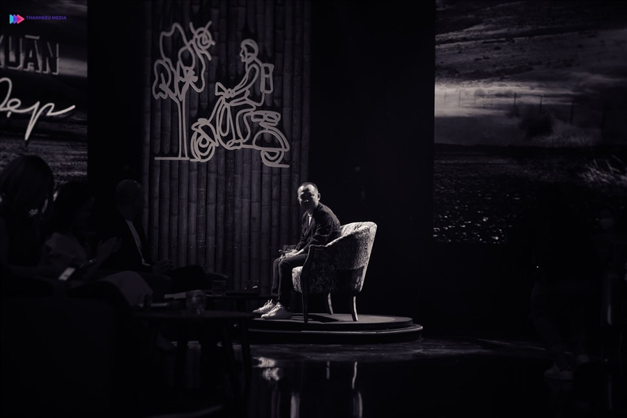 Nhạc sĩ Quốc Trung ngồi trên ghế hồi đáp của chương trình 