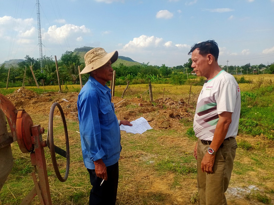  Bí thư Chi bộ Đoàn Văn Dương (bìa phải) cùng ông Phạm Văn Đông (làng Plei Tăng A, xã Ia Ake, huyện Phú Thiện) trao đổi về kế hoạch xây dựng nhà trên khu đất do ông Dương bán với giá rẻ. Ảnh: Anh Huy