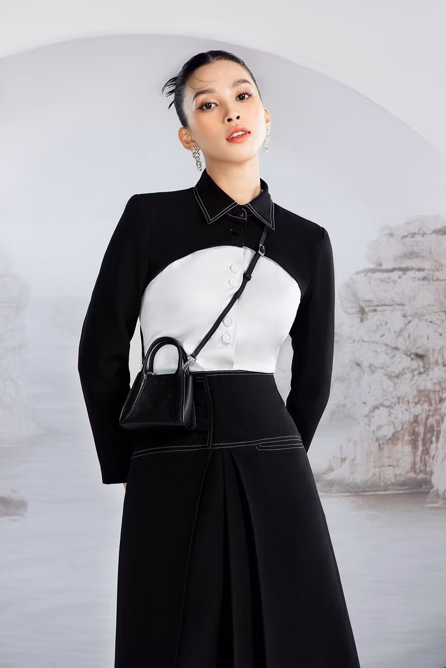 Không cần phô phang cơ thể, Tiểu Vy vẫn đầy cuốn hút nhờ thần thái cực kỳ xinh đẹp.