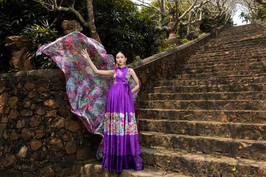  Thí sinh Lê Trúc Linh (SBD 426) diện trang phục nổi bật tôn khéo vẻ đẹp hùng vĩ của thiên nhiên. (Ảnh: BTC)