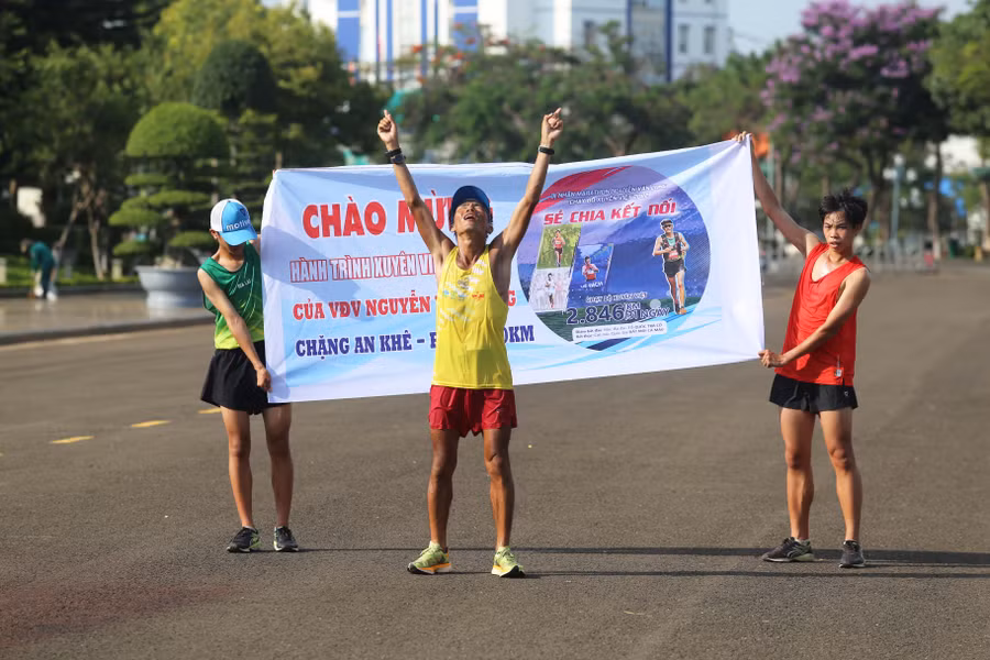 Vận động viên Nguyễn Văn Long nghẹn ngào khi có mặt tại Quảng trường Đại Đoàn Kết (TP. Pleiku). Ảnh: Văn Ngọc