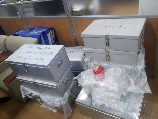 Nhiều tài liệu liên quan đến vụ án bị lực lượng chức năng thu giữ. Ảnh: Phạm Kiên - TTXVN