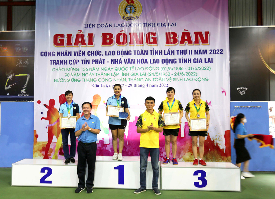 Ban tổ chức trao giải cho các tay vợt xuất sắc ở nội dung đơn nữ. Ảnh: Văn Ngọc